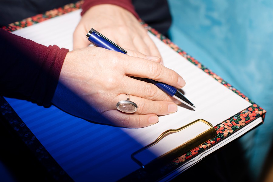 Hände von Patricia Koob mit Schreibblock und Stift